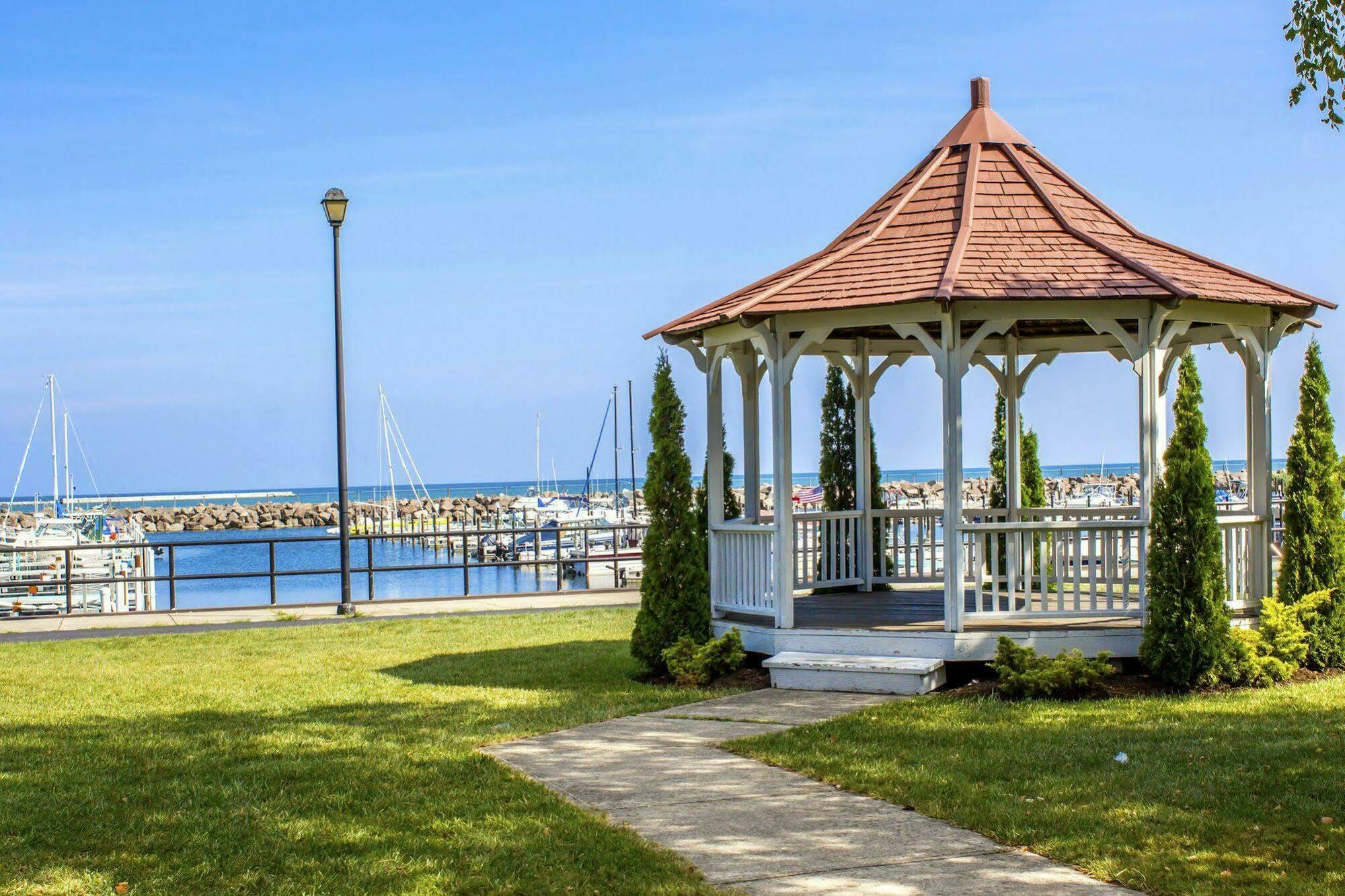 Clarion Hotel Conference Center On Lake Erie Дюнкерк Экстерьер фото